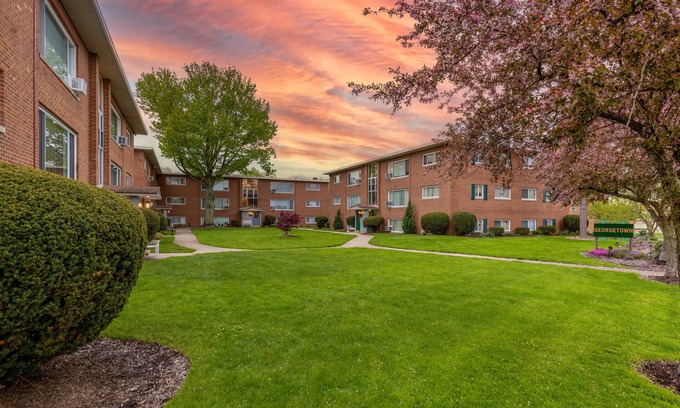 Fairview Park Apartment | King & Queen Luxury Memory Foam Beds near Cleveland Airport | Georgetown Villas