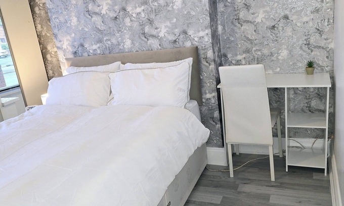 Oldham Apartment | King Room. Located in Moston, 4.6 mi from Etihad Stadium.
