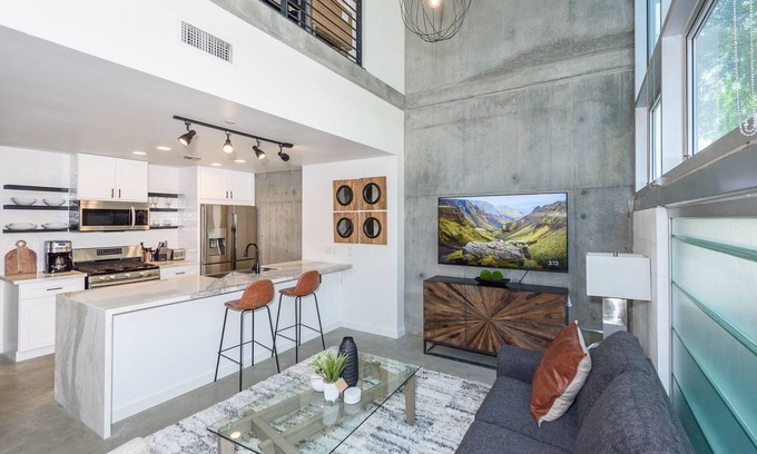East Village Condo | King size luxury loft condo Petco-Park-Downtown SD