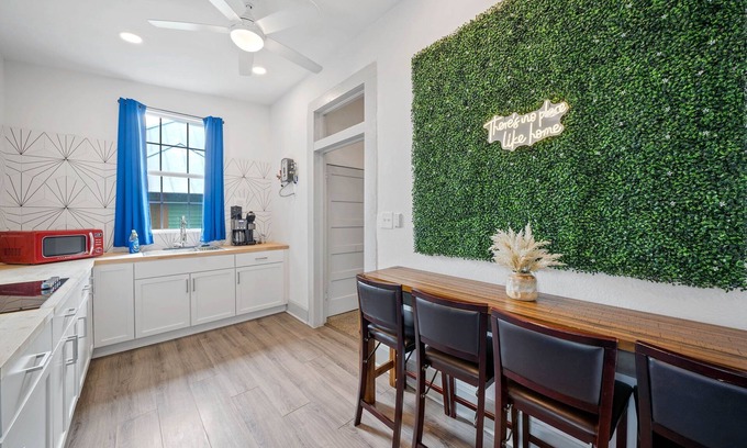 Alta Vista Apartment | King Suite 30+ Day Stay l Near Downtown & Airport