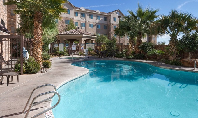 Las Cruces Condo | King Suite. Free Breakfast. Hot Tub. Near New Mexico State University!