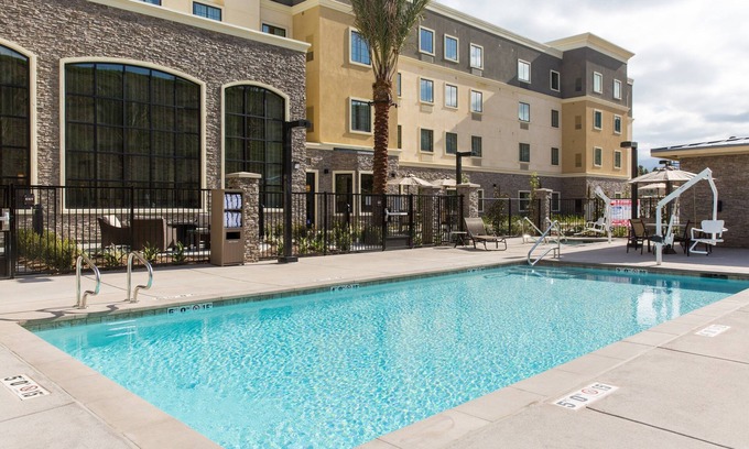 Corona Apartment | King Suite. Free Breakfast. Pool & Hot Tub. Gym. Great for Business Travelers!