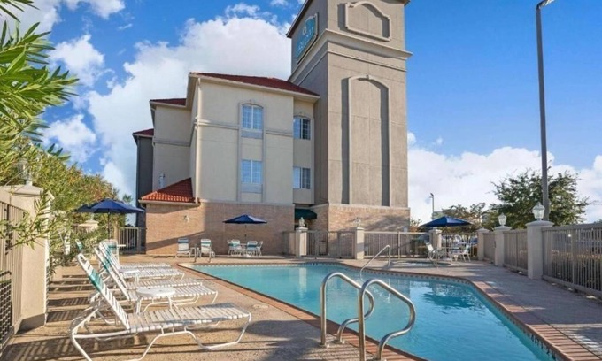 Westchase Hotel | King Suite Ideal for Family Getaway w/Pool Access | Close to Vibrant Chinatown
