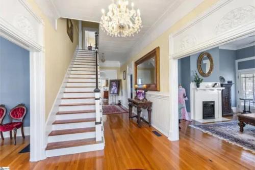 Anderson House | King Suite in Historic District, Downtown Stay