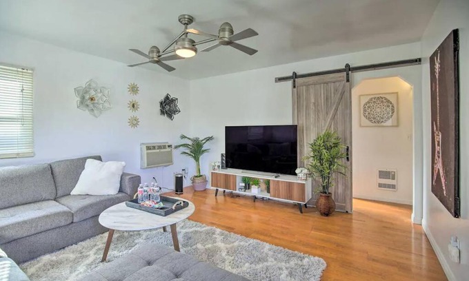 Pacific Beach House | King Suite Pacific Beach modern Oasis