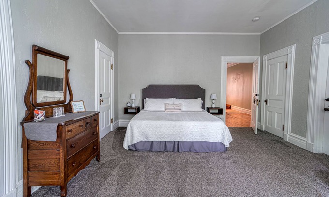 Towanda Bed & Breakfast | King Suite w/ Bath - Hatch House B&B