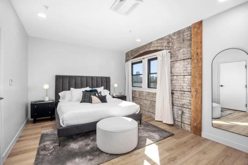 Grand Rapids Apartment | King suite with walking distance to night life