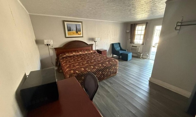 Danville Hotel | King Unit Near Arts & History Museum, Pets Welcome and Parking Included!