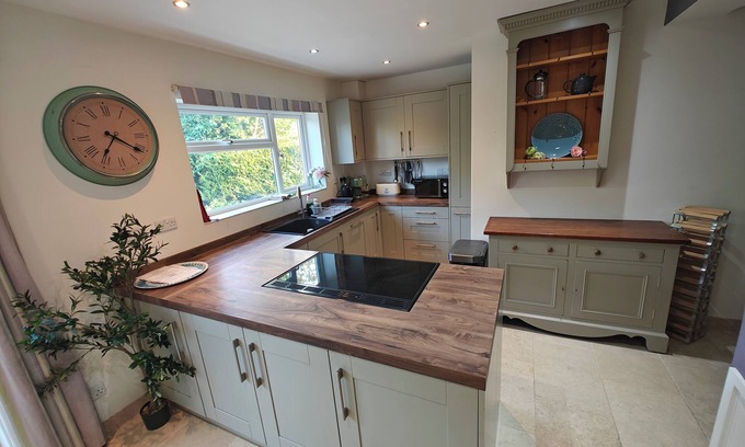 South Cadbury House | KingArthur’sRest-Charming Country Home, Garden& Hot Tub. Sleeps 10. Pet friendly