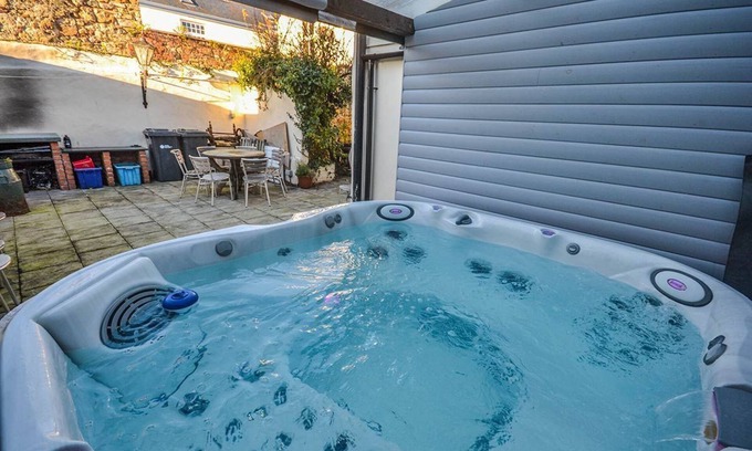 Beaumaris Cottage | Kings House - a town house that sleeps 12 guests in 6 bedrooms