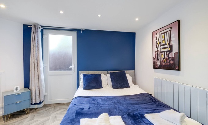 London Borough of Ealing Apartment | Kings House Apartment Hayes, West London Apt A