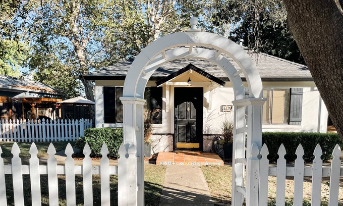 Loomis Cottage | Kippy’s Cottage- Walk To Everything in Downtown Loomis