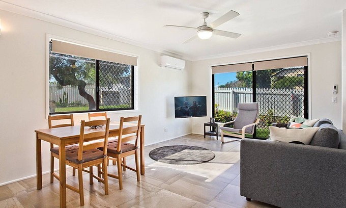 Coolangatta Apartment | Kirra Sea 5 - Comfortable & Convenient Beachside Kirra - Linen Provided