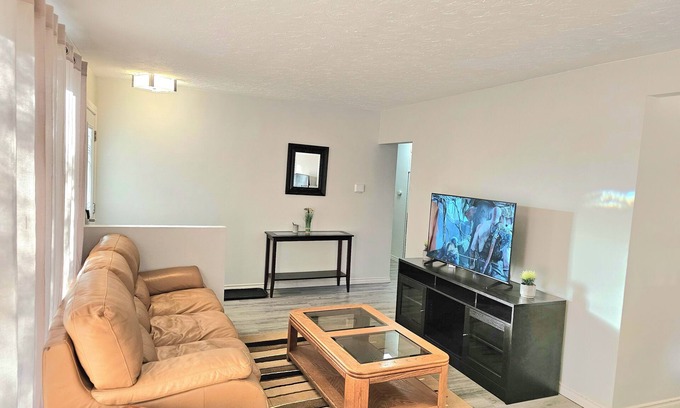 Jasper Place House | Kirvia's retreat "Entire home"8 minutes to West Edmonton Mall.