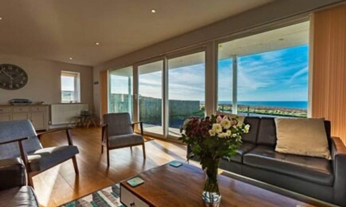 Bude House | Kiwi Beach House with stunning views across the ocean - the perfect place for families or friends to get together!