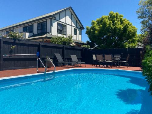 Blenheim Hotel | Knightsbridge Court Motor Lodge