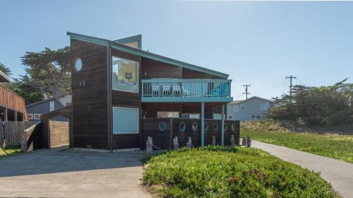 Dillon Beach House | Knot-a-Care! Hot Tub! Walk to Beach! BBQ! Fast WiFi!