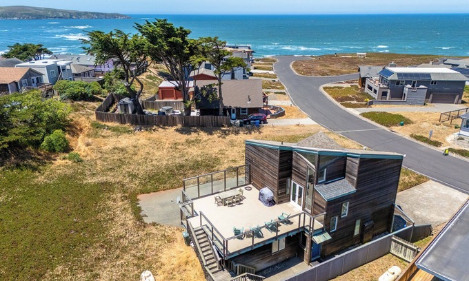 Dillon Beach House | KnotACare~Family-Friendly Beach Retreat! Views! GameRm/Hot Tub/WiFi