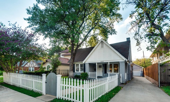 Knox - Henderson House | Knox Henderson, great location, restaurants and shops minutes away!