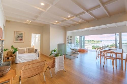 Omiha Villa | Koi Waiheke with private beach access and mooring