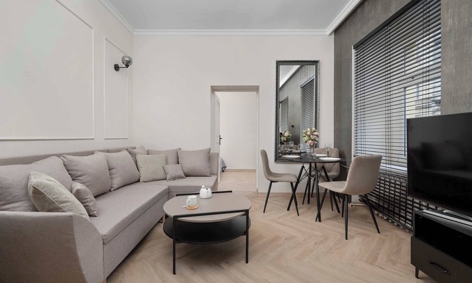 Wroclaw City Center Apartment | Komuny Paryskiej 14 Wrocław | Beige Apartment with Home Office