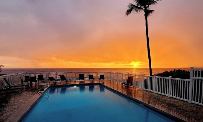 Kailua-Kona Condo | Kona 2-bedroom condo with oceanfront pool