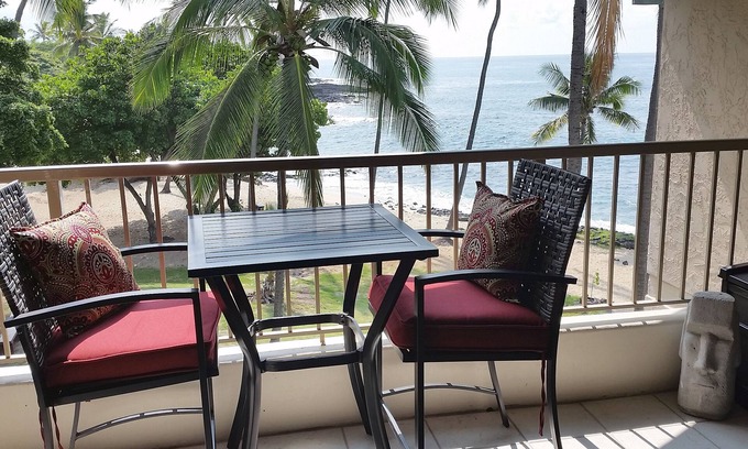 Historic Kailua Village Condo | Kona Reef Beachfront/Top Floor/Air Con/Free WiFi/Walk to Town