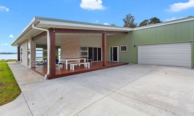 Waiotahi House | Kotare Koki · (Kingfisher Corner)