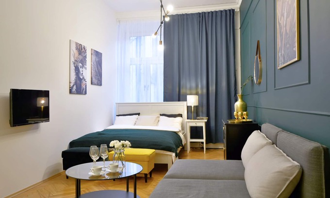 Stare Miasto Apartment | KrakowForRent Parrot Apartment