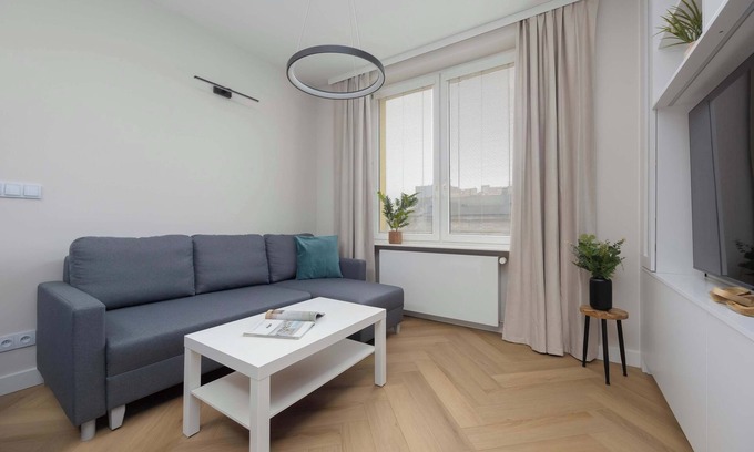 Srodmiescie Apartment | Krucza 46 | Stylish Apartment | Desk