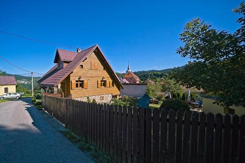 Skrad House | Kuća "Karličevi" s rustikalnim interijerom, okružena prirodom