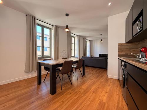 Centre Historique Apartment | L'Ébène - Wifi - Proche des Halles et du centre ville