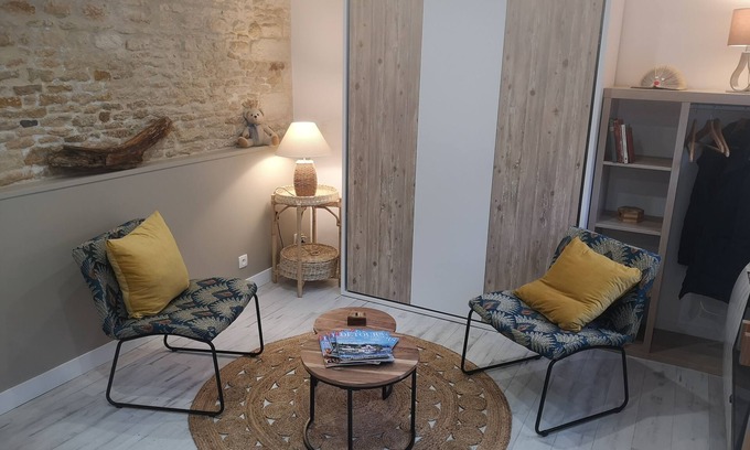 Luc-sur-Mer Apartment | L'abri Côtier, Studio Rénové Tout Confort à 50 Mètres de Plage