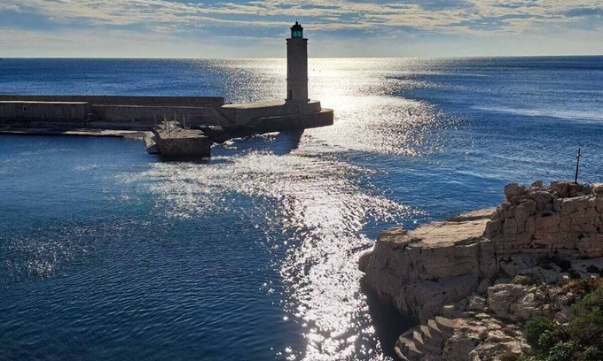 Cassis Apartment | L 'AIGUADE, an exceptional apartment on the rocks facing the lighthouse and the sea
