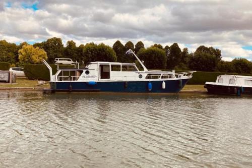 Tanlay Boat Rental | L'Amazone - bateau à quai sur le canal de bourgogne