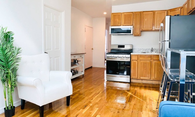 Bedford-Stuyvesant Apartment | 😍L@K!😍 Sunlit Utopia, 3 bedroom in 20ft wide brownstone