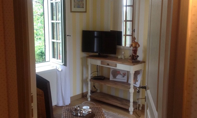 Bonneville-la-Louvet House | L'ORCHARD - double room - living room - TV - DDP included