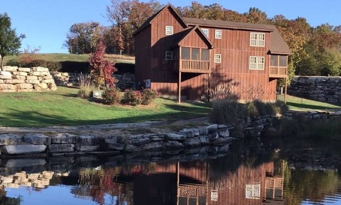 Reeds Spring Cabin | L119-C, 4 Br Lakefront Cabin, Pets, Fishing, Pool, Plygnd, Fun, Nr Silver Dollar
