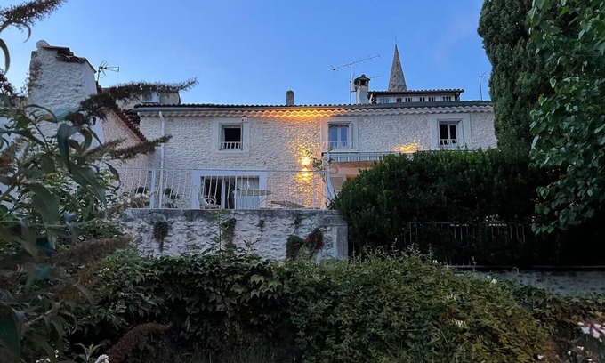 Aigueze House | La Bâtisse de Rêve, Authentic Villa for 8 people with Jacuzzi