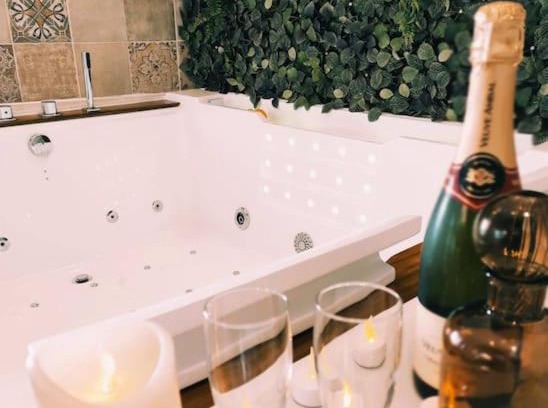 Saint-Jean-d'Angely House | La Cabana Agréable logement avec Jacuzzi/Balnéo