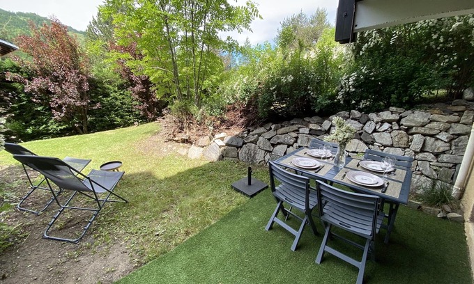 Saint-Chaffrey Apartment | La Cabane- Wooden studio with mountain corner and garden
