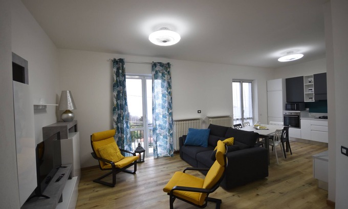 Colle Brianza Apartment | La Casa Gialla - Girasole Appartamento Luminoso e Moderno