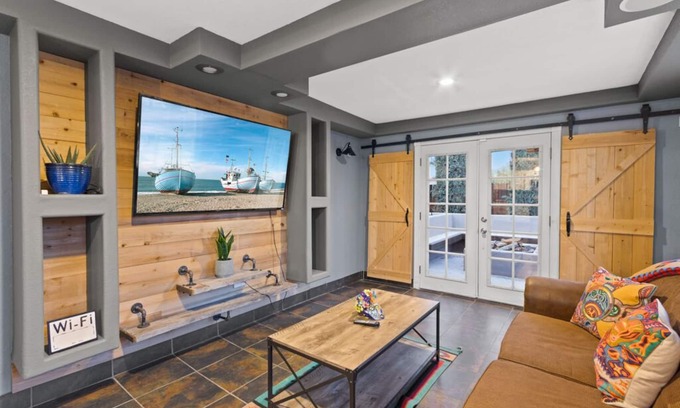 El Paso House | La Casita Experience, Sleeps 12, Hot Tub Jacuzzi