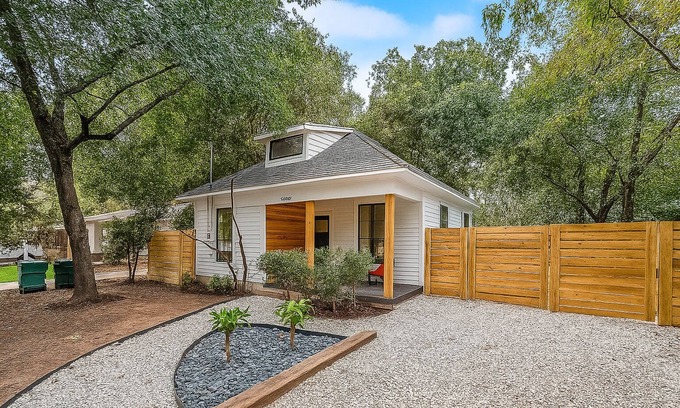 Denton House | La Casita - Modern cozy comfort home near Downtown, Dog friendly, UNT TWU