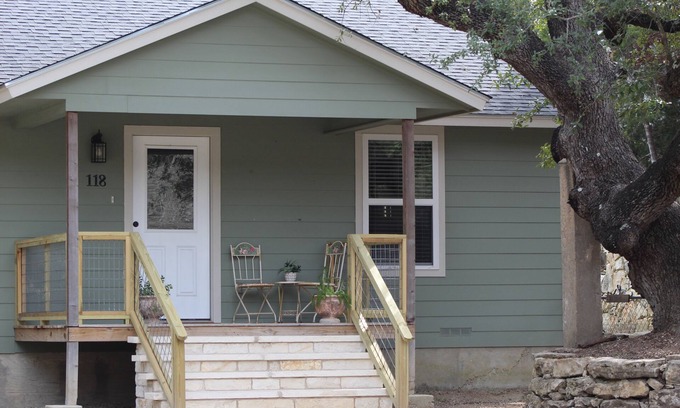 Wimberley House | La Casita Verde Blanco on the banks of the river
