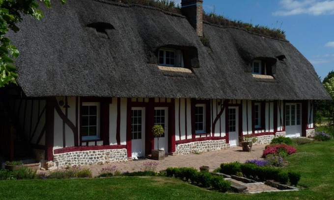 Saint-Leger-de-Rotes House | LA CHAUMIERE