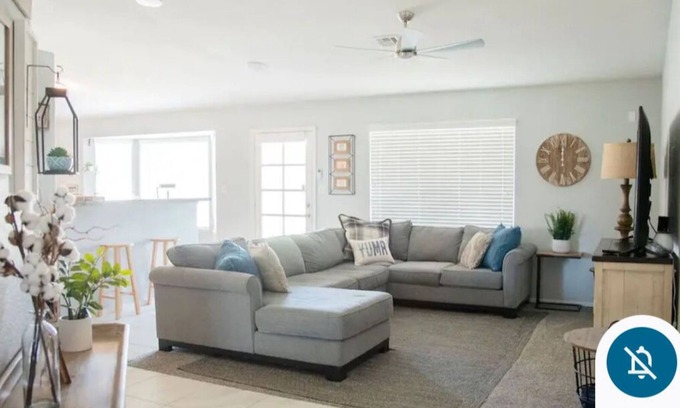 Yuma House | La Chosita, cozy, three bedroom home, stay and relax.