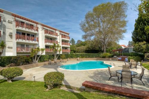 Carlsbad Apartment | La Costa Condo Pool BBQ Gated Parking