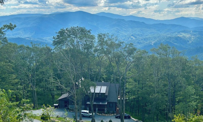 Banner Elk Cabin | La Dolce Vita at Eagles Nest - fireplace, flat driveway, near Epic