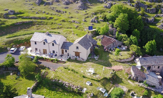Fraissinet-de-Fourques House | La Ferme de l'Hom